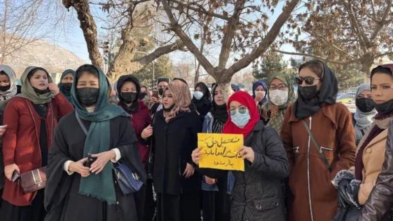Mujeres afganas protestan prohibición