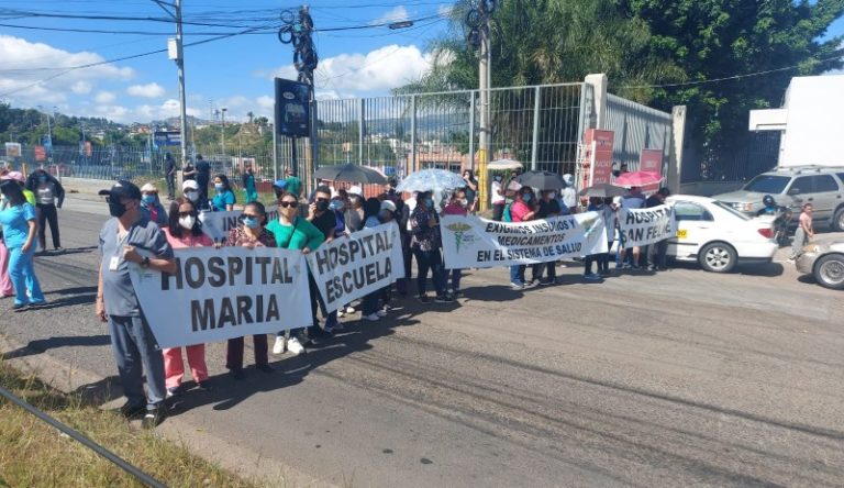 Médicos mantienen protestas
