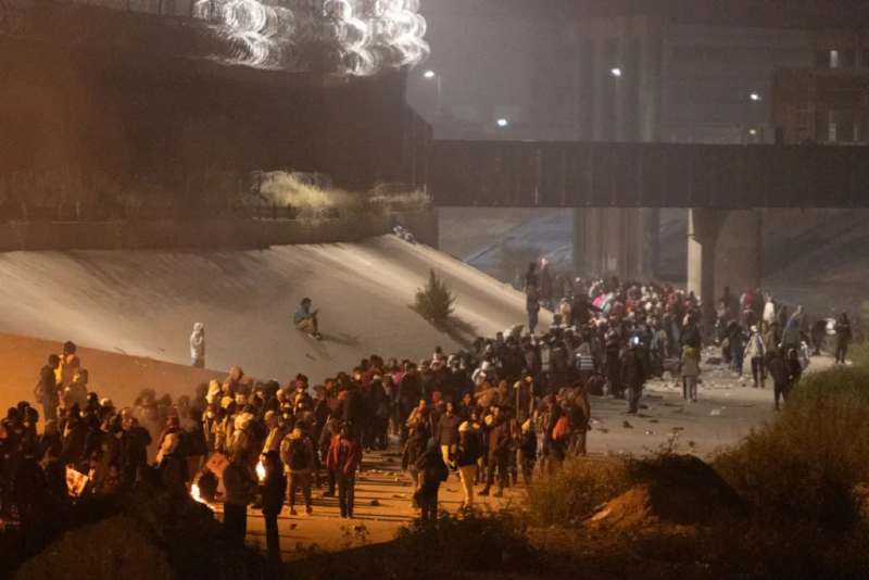 Vídeo de migrantes cruzando en Texas