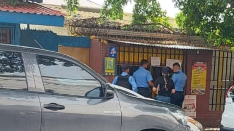 Elementos de la Policía Nacional (PN) acompañaron a los miembros de la Fiscalía de Protección a la Propiedad Intelectual.